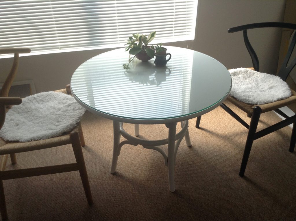 白くて丸いテーブルにガラスマットを設置されたお客様(東京都調布市S様) KG Press ガラス情報発信メディア