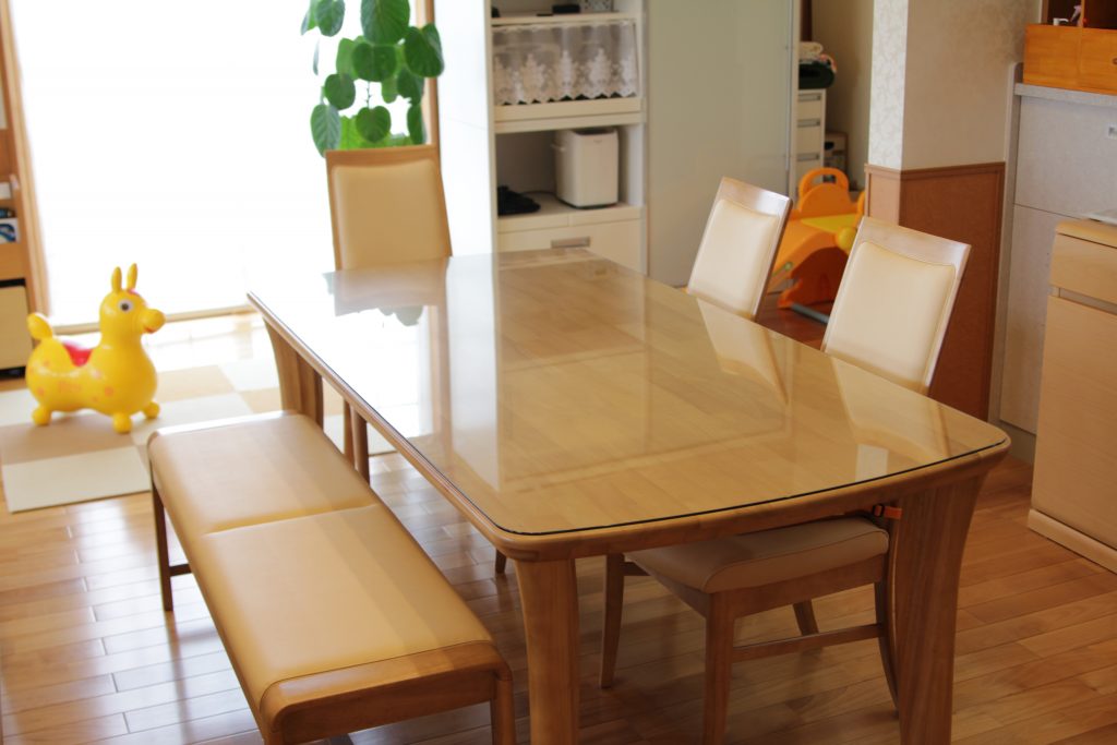 木製のテーブルの天板の上にガラスを置いた実例64選 – KG Press | ガラス情報発信メディア