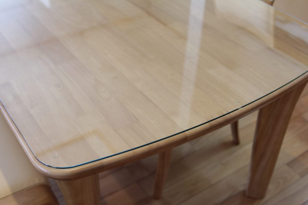 ダイニングテーブルの天板に強化ガラスを置かれたお客様 – KG Press | ガラス情報発信メディア
