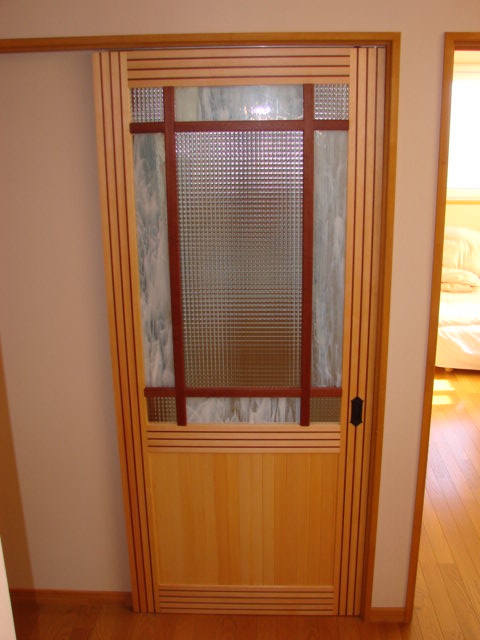 チェッカーガラス、カラーガラスを脱衣室入口と吊戸に使ったお客様 ...