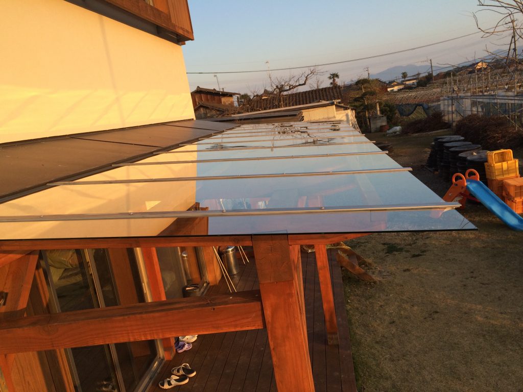 おしゃれなテラスの屋根材に強化ガラスを設置されたお客様 Kg Press ガラス情報発信メディア