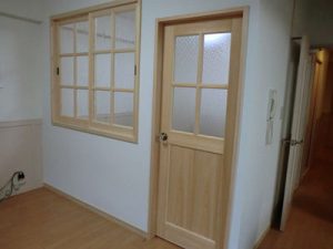 木製のドアに型板ガラス霞をはめこみプライバシー性も保護(兵庫県神戸 