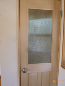 木製のドアに型板ガラス霞をはめこみプライバシー性も保護(兵庫県神戸 