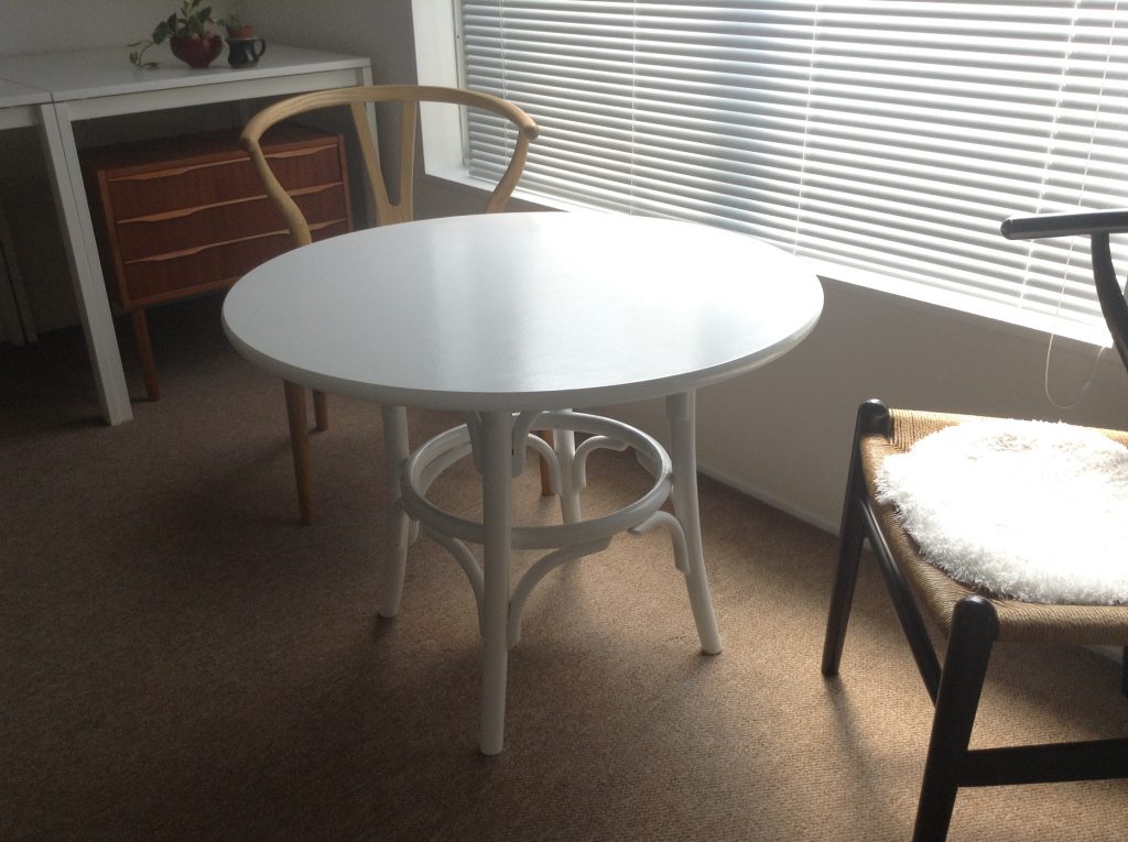 白くて丸いテーブルにガラスマットを設置されたお客様(東京都調布市S様) KG Press ガラス情報発信メディア