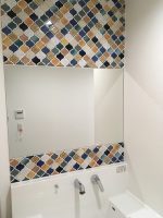 [施工]アジアンポップなタイルの洗面所に大きめの鏡を設置(大阪府八尾市Ｋ様)