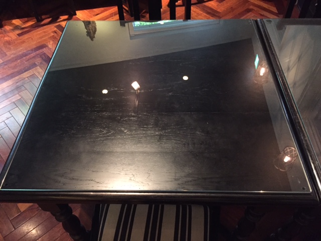 黒いテーブルに強化ガラスのガラスマットを置かれたリピーターのお客様 東京都渋谷区ｋ様 Kg Press ガラス情報発信メディア