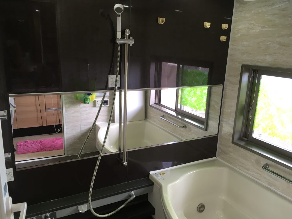 施工]横長の浴室ミラーを新しい鏡に交換設置(大阪市鶴見区Ｔ様) – KG Press | ガラス情報発信メディア