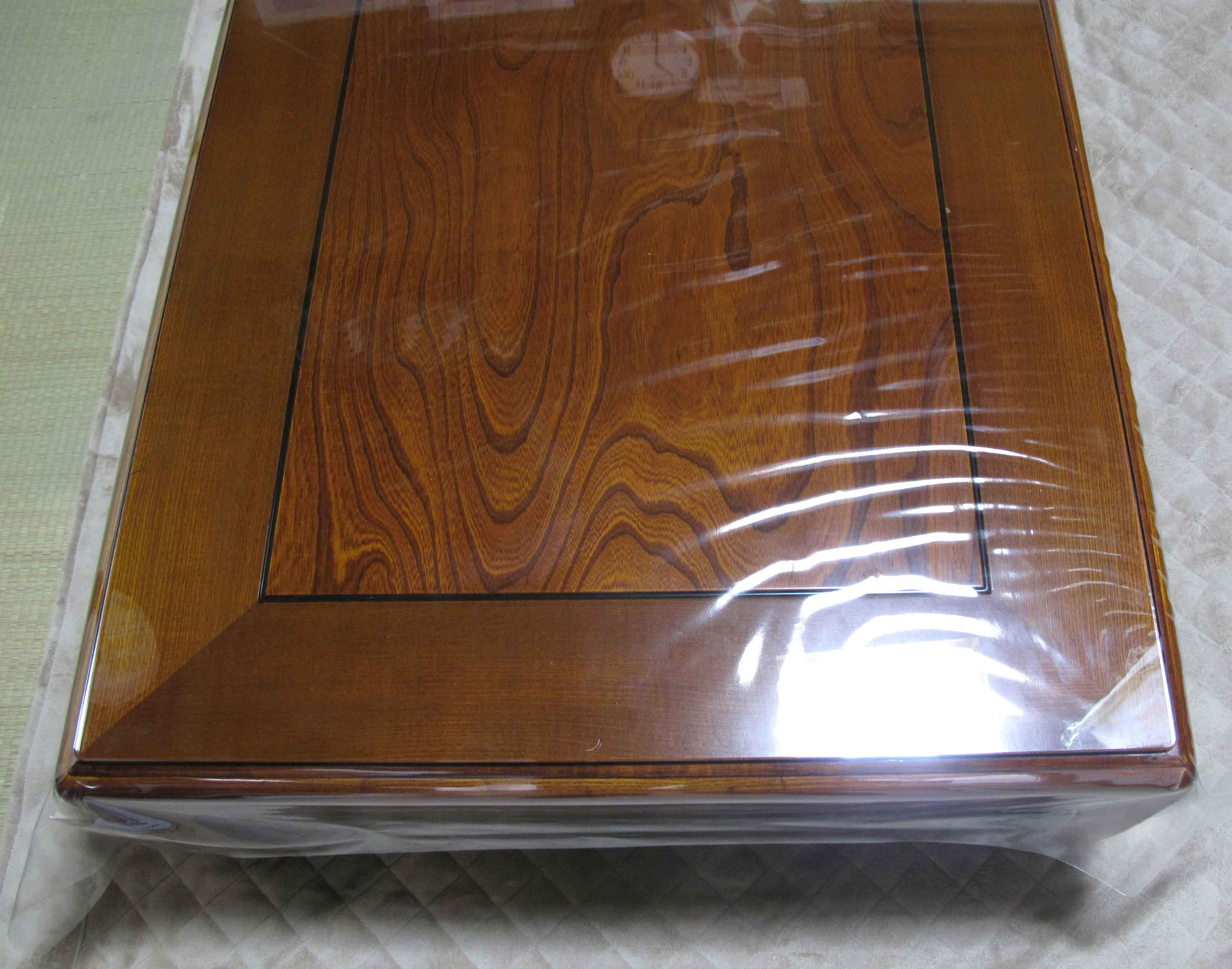 木製のテーブルの天板の上にガラスを置いた実例64選 – KG Press ガラス情報発信メディア