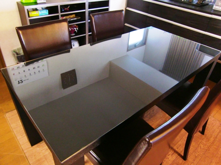 テーブルの天板に強化ガラスをセットしたお客様 – KG Press | ガラス情報発信メディア