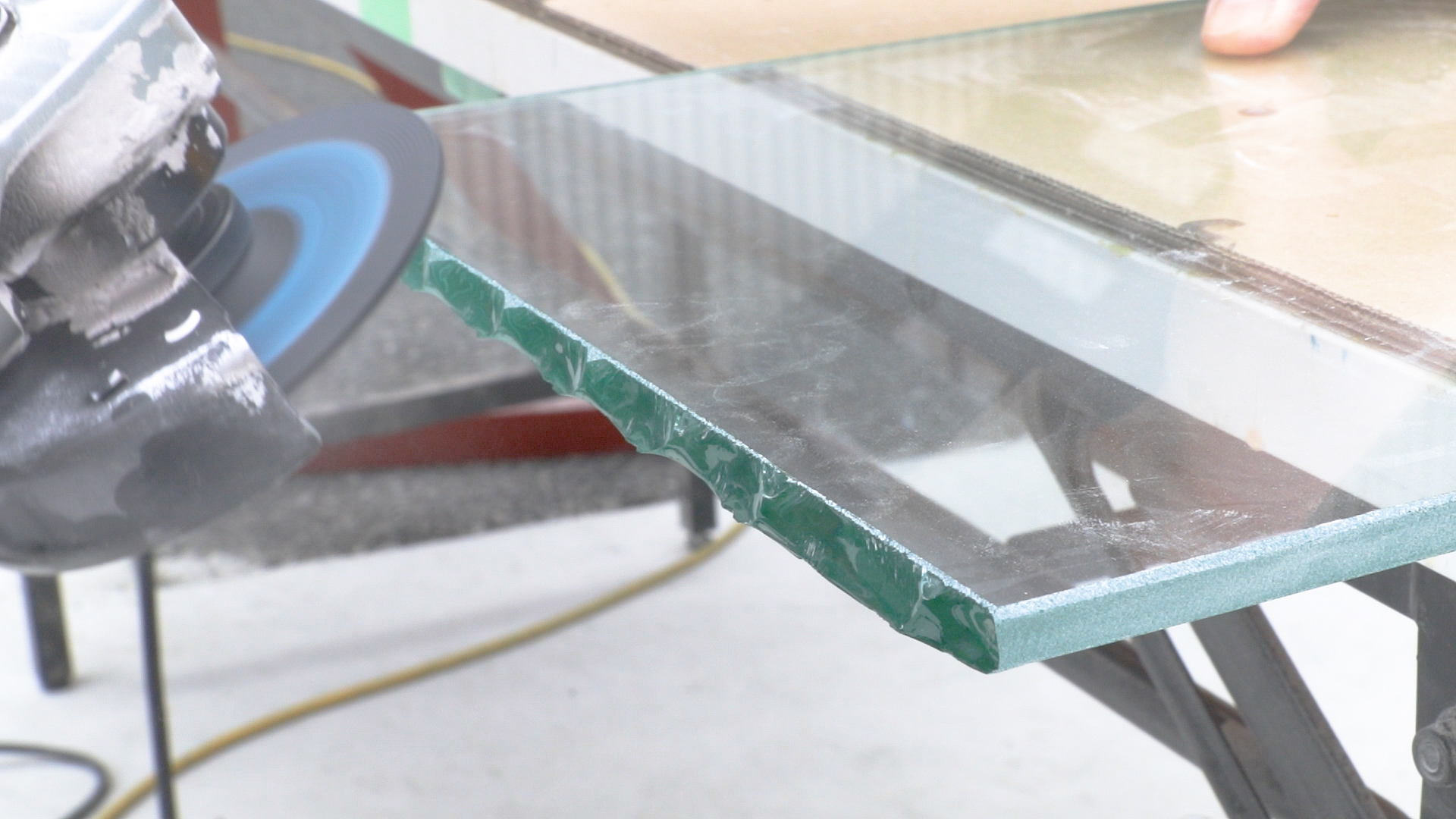 プロ直伝シリーズ 切断面の仕上げ ディスクグラインダーの使い方 その ガタガタの切断面の場合 Kg Press ガラス情報発信メディア