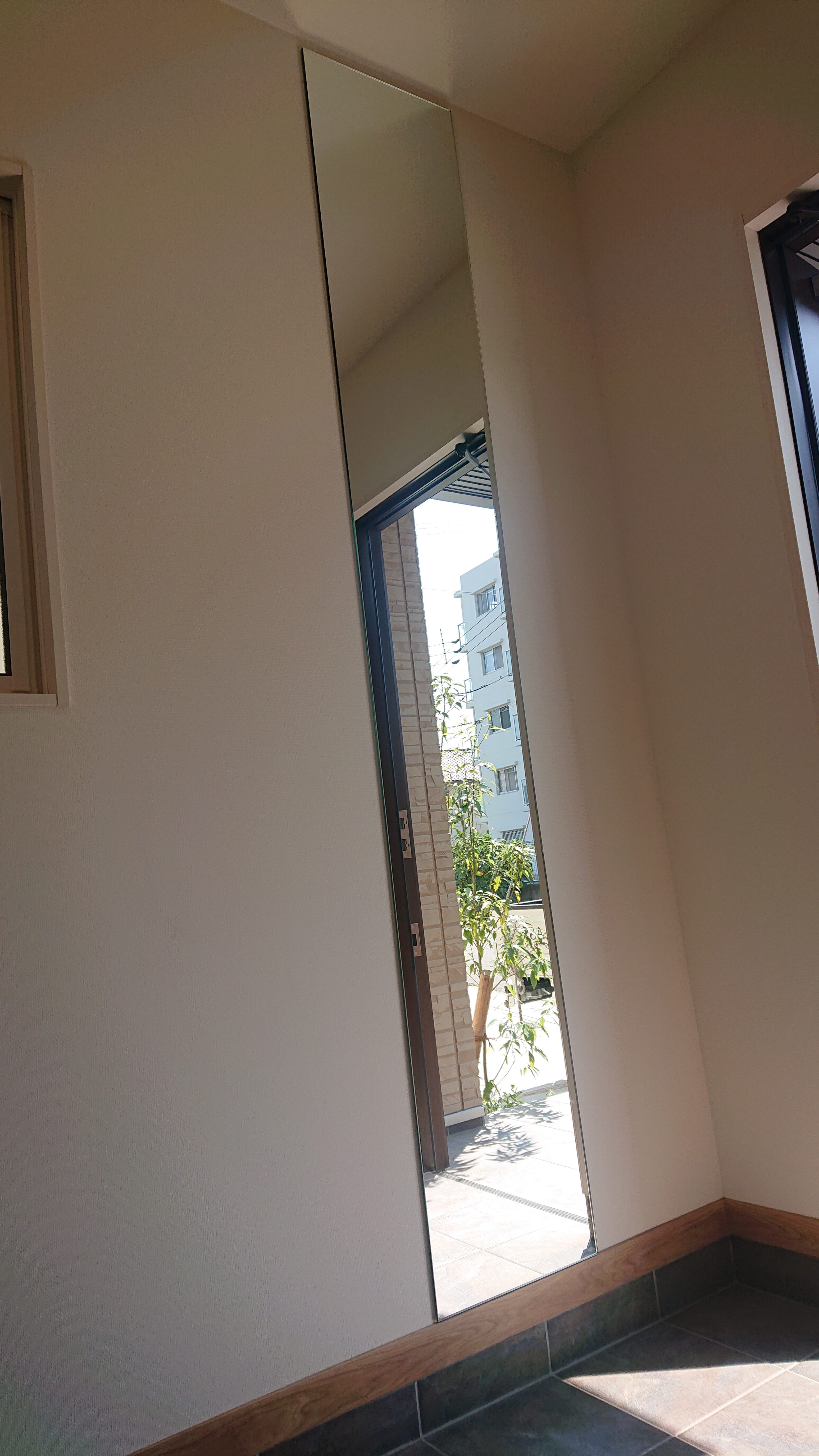 施工 玄関の天井いっぱいの鏡とクローゼットに鏡を貼り付け 兵庫県明石市h様 Kg Press ガラス情報発信メディア