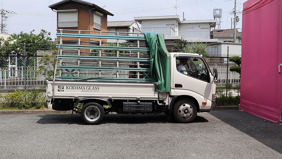 ガラスを車で運搬する方法！トラックの荷台にガラスを積む運び方の