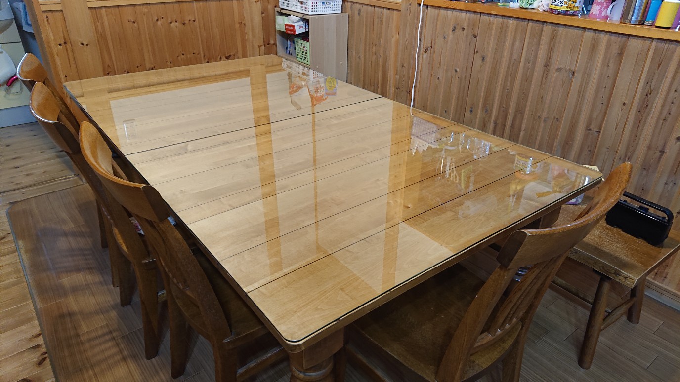 大きなテーブル天板に2枚の強化ガラスを設置されたお客様（千葉県市原市F様） – KG Press | ガラス情報発信メディア
