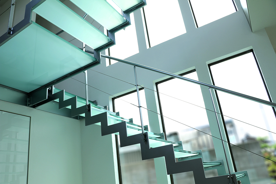 合わせガラスの階段の施工事例写真