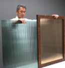 グレーとブロンズのモールガラスを立てて置く社長