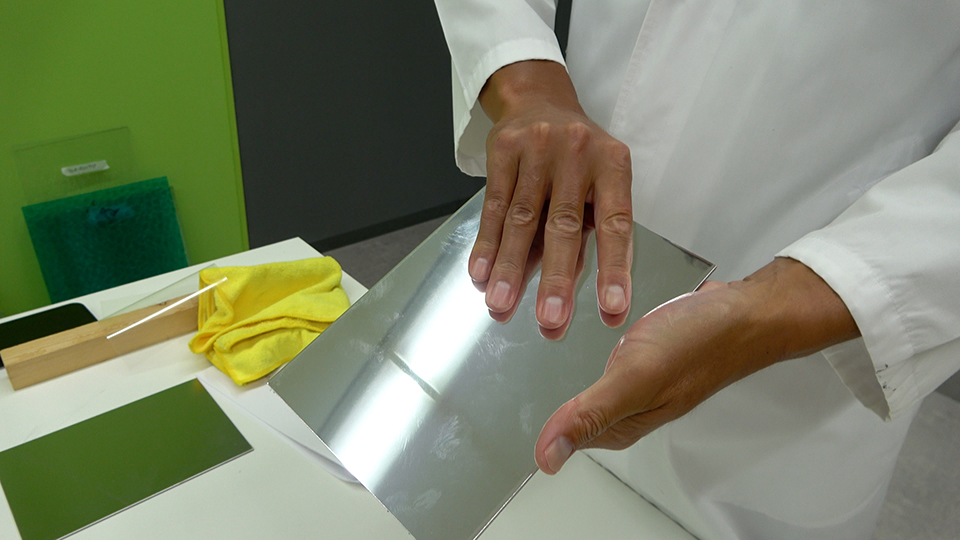 検証のためミラーに指紋をつけている様子