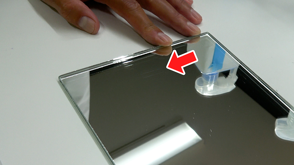 ガラスミラーについたカッターナイフのキズ