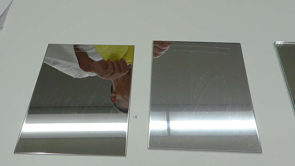 アルポリックとメタカラーについたカッターナイフによるキズ