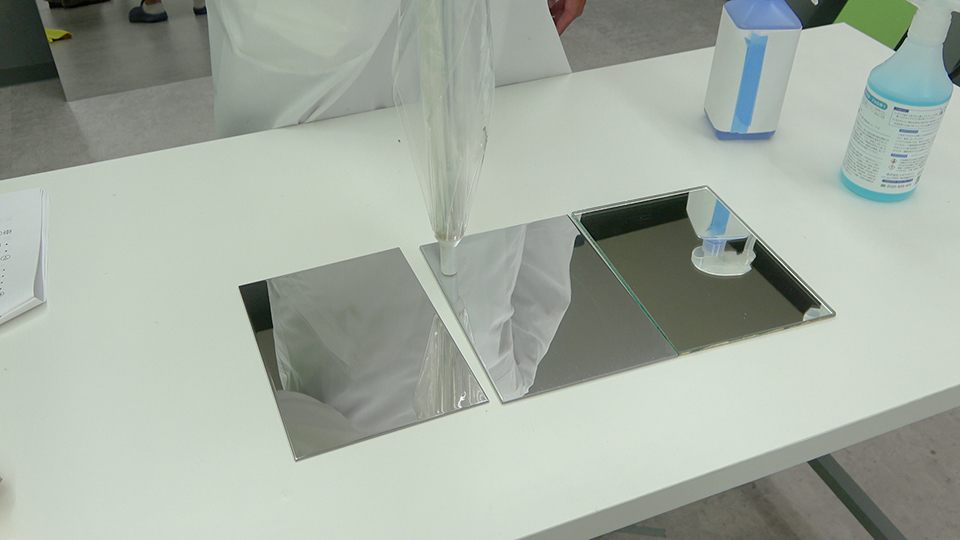 傘の先でミラーを突く様子