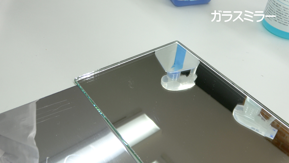 傘の先で突いた後のガラスミラー