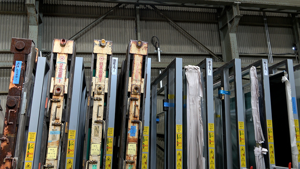 在庫するミラーの元板