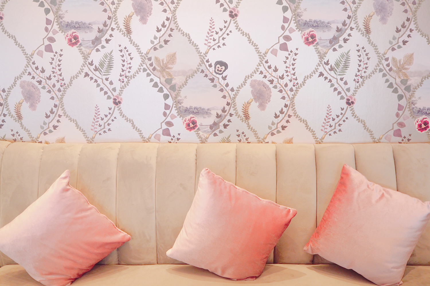 イメージ画像（ピンクテーマの内装）