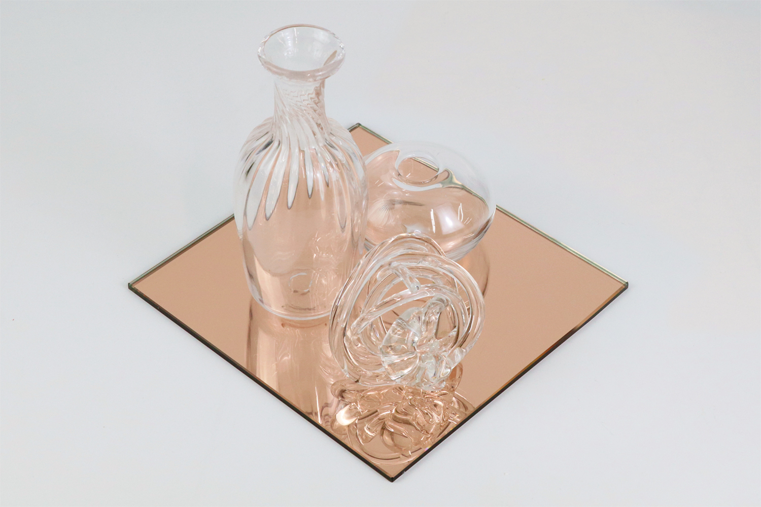 シャンパンピンクミラー商品写真（ディスプレイ台）