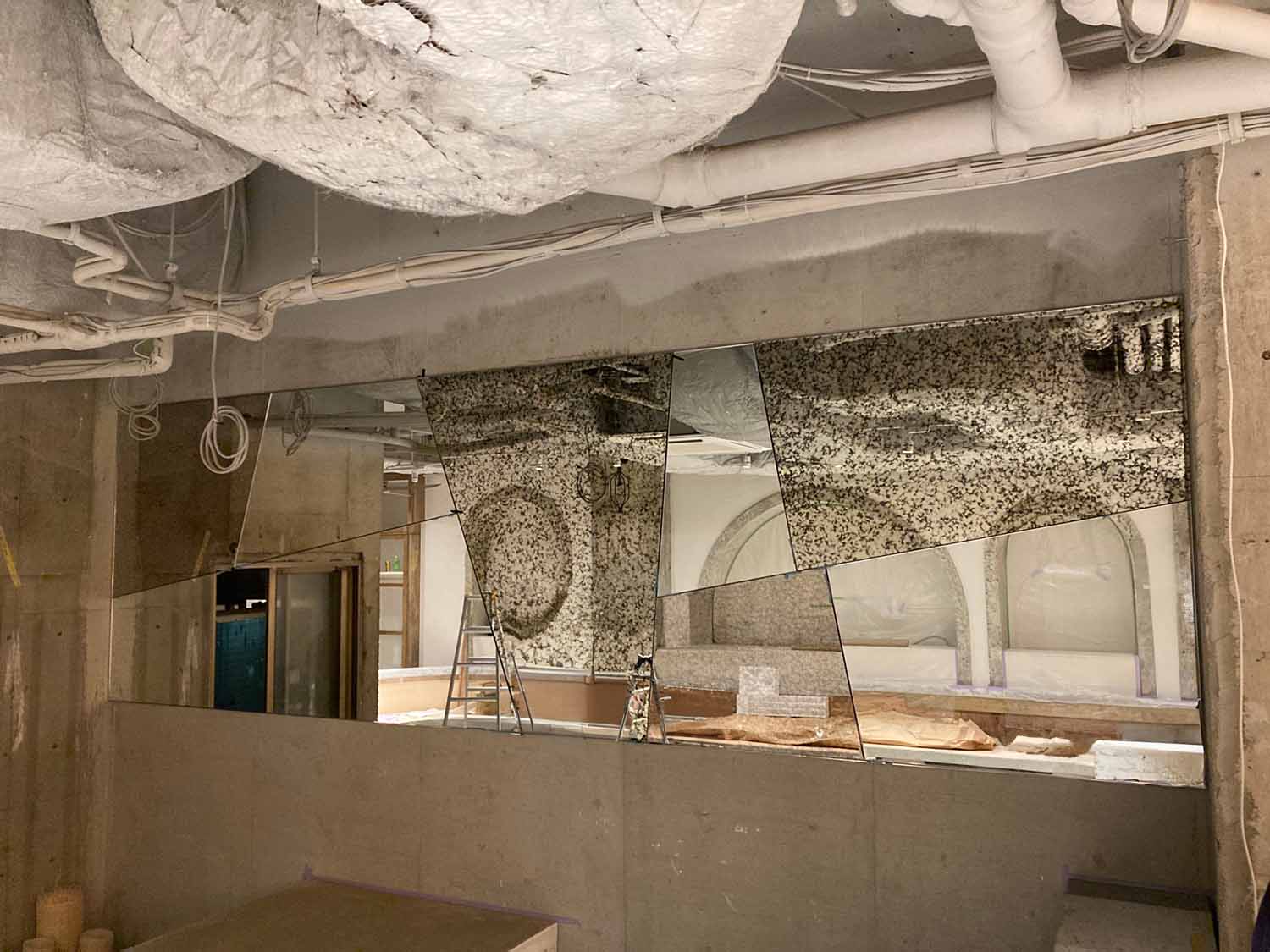 グランジミラー2種類使用の飲食店の壁面装飾コンビネーションミラー