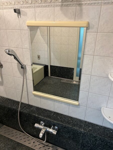 浴室ミラー設置完了