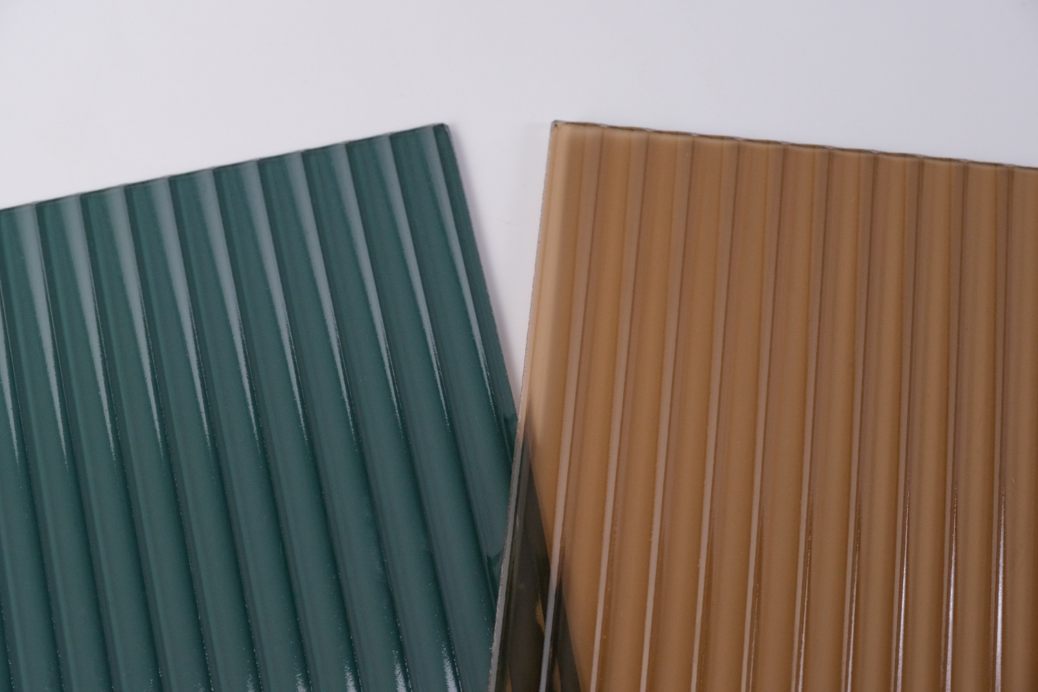 モールガラスグレーとブロンズの比較